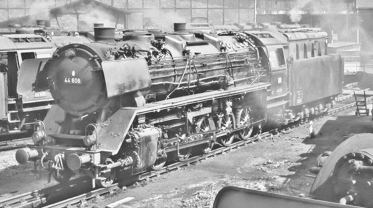 1. Lieferlos, BD Kassel, Bw Bebra, DB-Keks, DB Öltender, Wittebleche, Teilschürze, Pumpen zurück versetzt, 2x DRG und 1x DB Lampen, Neue RK-Türe ohne ZV, Lokschild mittig, Original Zylinder, Linksseitig kleiner Handgriff